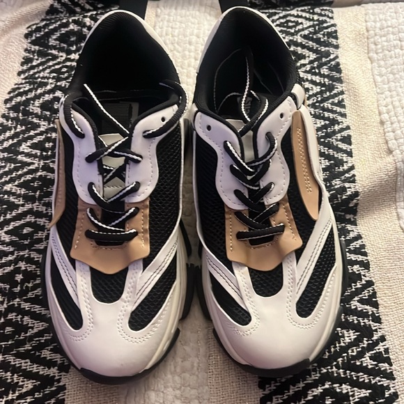 “NEW” - Steve Madden Sneakers- W8 - Picture 2 of 6